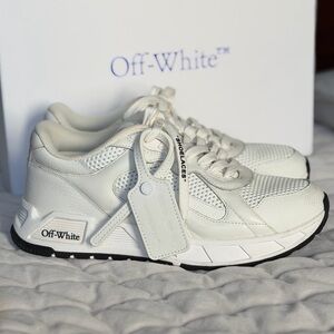 Off-White Runner B Sneaker